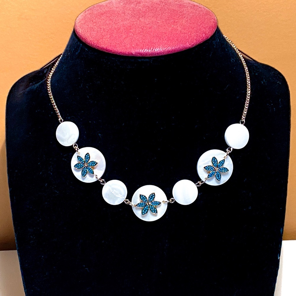 New Carolee $95 Mother of Pearl and Turquoise Flower Necklace, Tag Price $95 - Picture 3 of 16